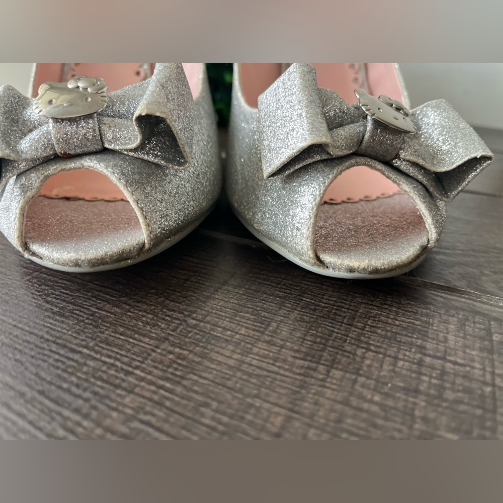 Hello Kitty Glittery Silver Bow Heels Peep Toe Charms Size 9 - Picture 4 of 13